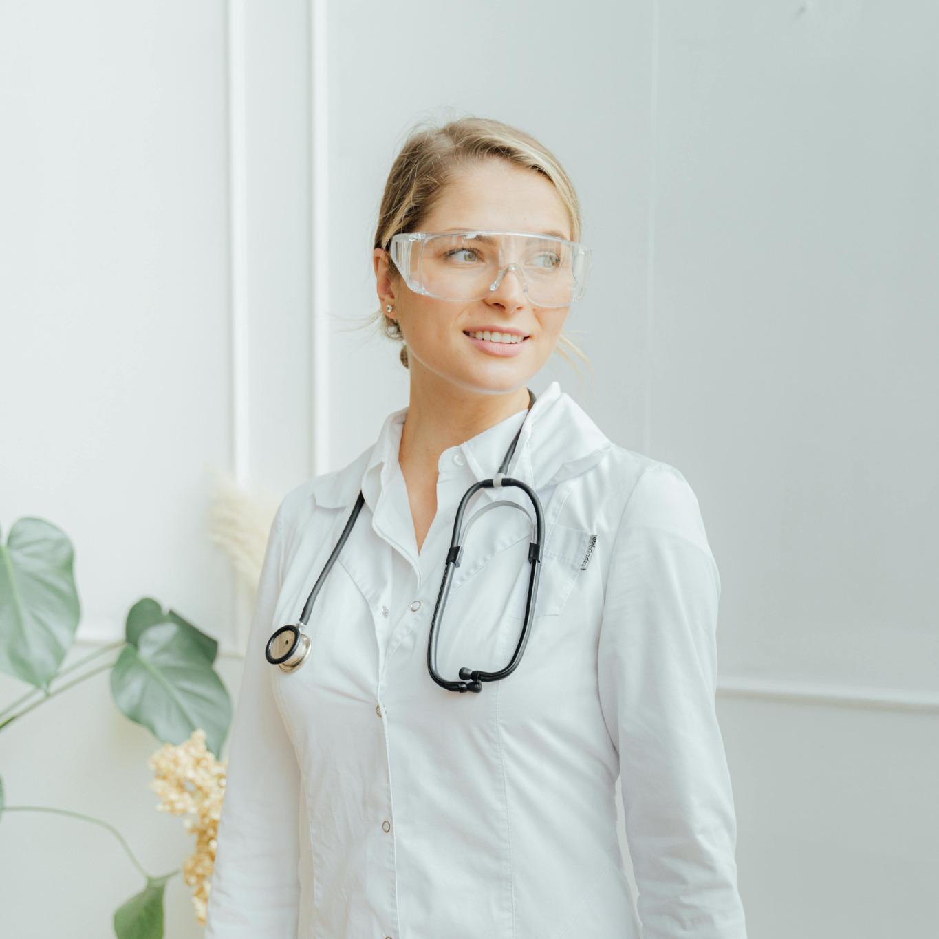 Profissional de saúde sorrindo - Check-up Feminino