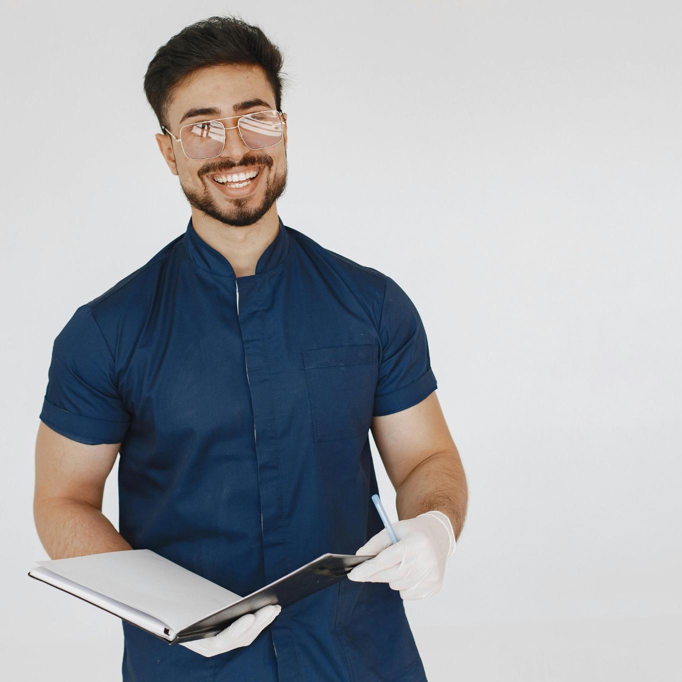 Profissional de saúde segurando prontuário - Check-up Masculino